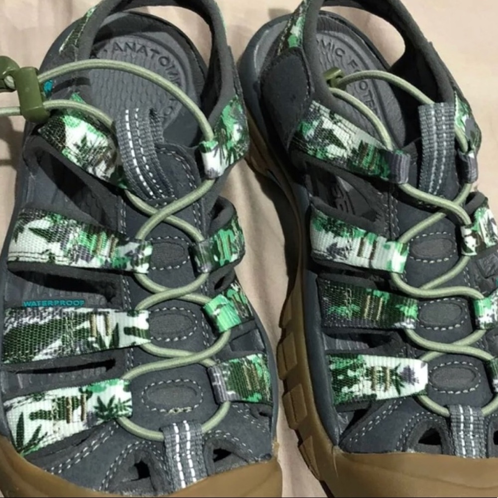 NWOT KEEN Waterproof Sandals